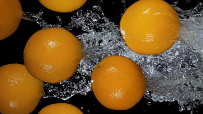 一群好吃的橘子在水花横飞
