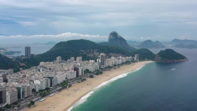 里约热内卢市传奇海滩科帕卡巴纳 (Praia de Copacabana) 的鸟瞰图 -- 南美洲巴