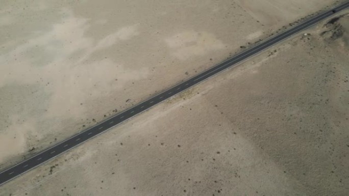西班牙加那利群岛穿越沙漠的道路的鸟瞰图。