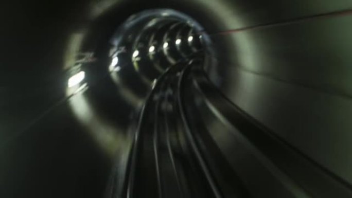 在通过照明隧道在地下行进的缆车中延时
