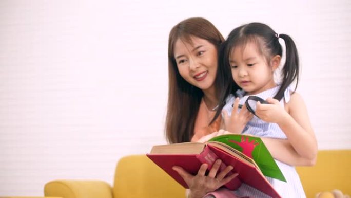 可爱的妈妈和她的孩子一起看书