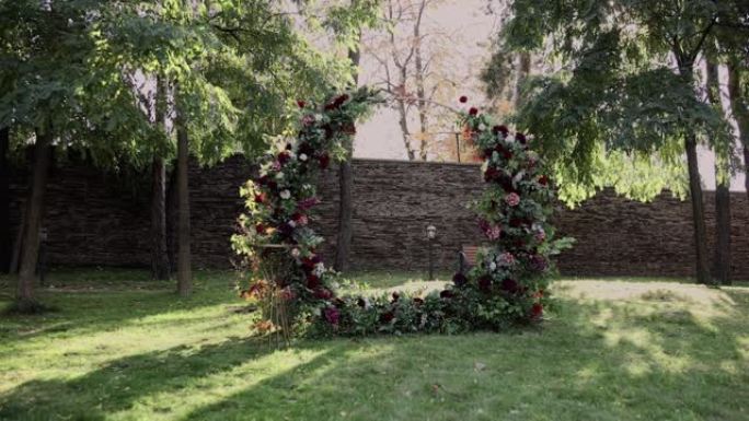天然鲜花仪式的圆形婚礼拱门