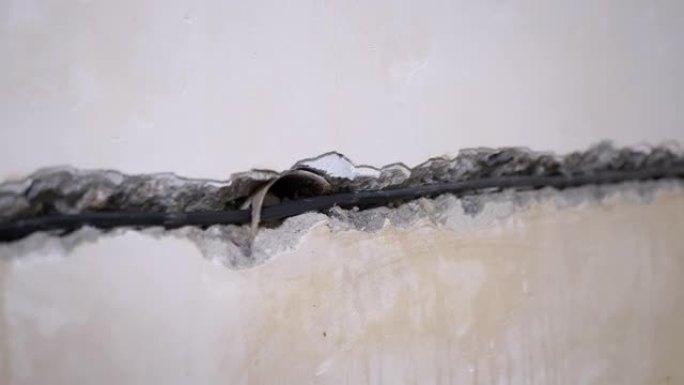铺设电线，在内部墙壁的孔中安装插座