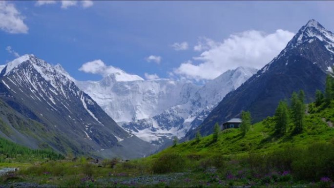 漂浮在天空中的云层中俄罗斯贝鲁卡山的两座山峰的延时