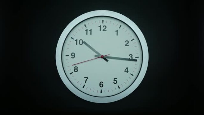 延时白色挂钟10点告诉时间。