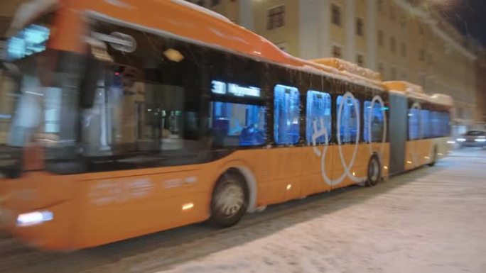 橙色电动城市公交车正在移动