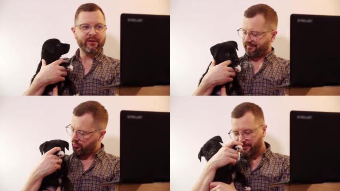 一名男子与一只小狗在网上交流并与对手道别，在远处保持一种善良而温暖的关系