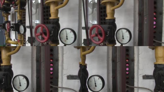 锅炉房配有管道、阀门和传感器。锅炉房加热系统的压力计、管道和水龙头阀门。