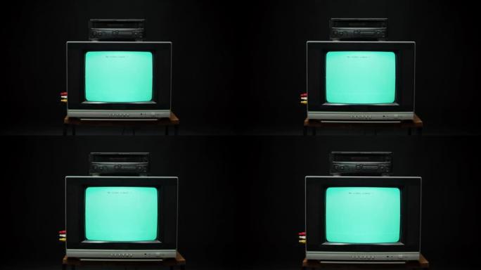 黑色背景上带有蓝屏的老式复古方形电视。老式电视，带盒式录像机，电视设置概念，涟漪和干扰，搜索频道