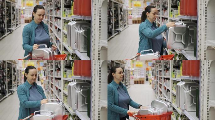 女性在五金店购买汽油罐