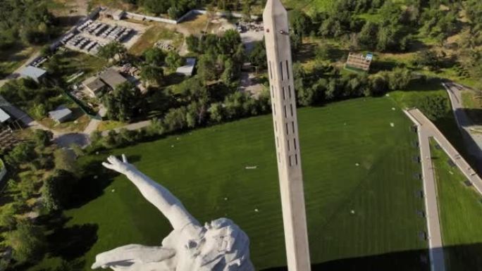 用无人机观看苏联著名的史诗雕塑《祖国的召唤》