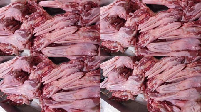 亚洲市场出售的生鸭头牲畜零件没有浪费
