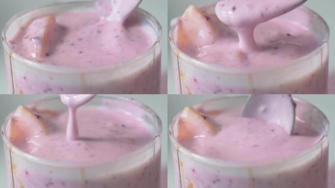 酸奶配浆果和奇亚籽特写。选择性聚焦