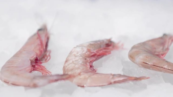 碎冰上的三片虾。