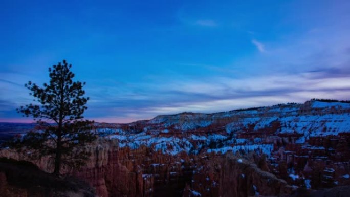 时间流逝-冬天，美丽的云层在犹他州的布莱斯峡谷国家公园上空移动