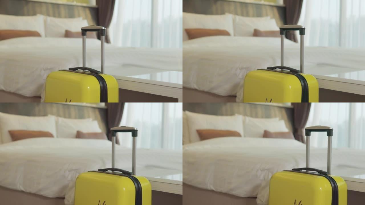 黄色手提箱在酒店房间，酒店房间，手提箱，卧室，床-家具