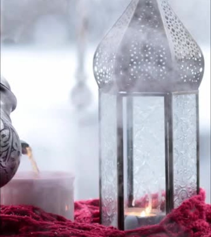 斋月灯笼，里面有蜡烛，热茶倒入杯子，蒸汽上升