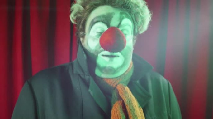 舞台表演时小丑在镜头前讲话