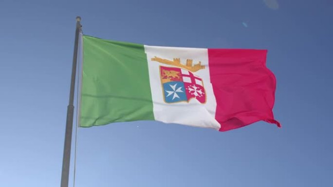 画布上意大利国旗在蓝天下的运动