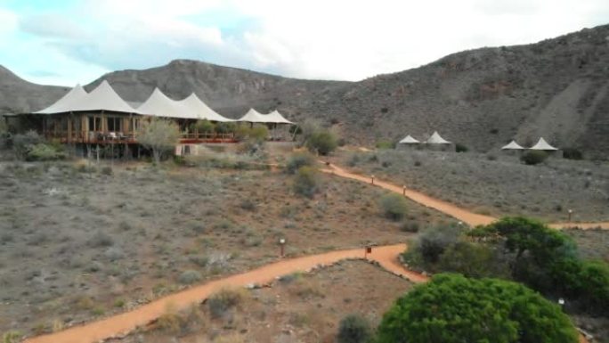偏远景观中的野生动物园酒店和帐篷
