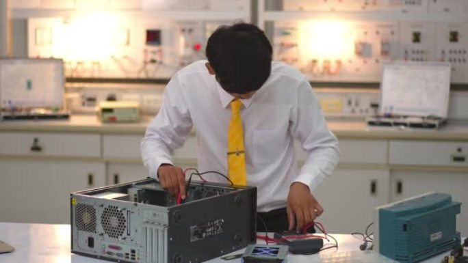 亚洲电子技师拆卸主板进行清洗。电脑维修。从板上移除处理器