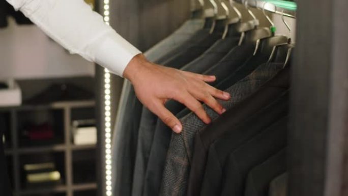 视频详细信息在一家现代豪华西装商店中，客户试图从新系列中挑选休闲西装。