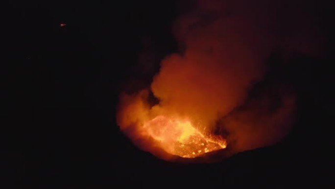 火山的无人机喷出烟雾和熔岩