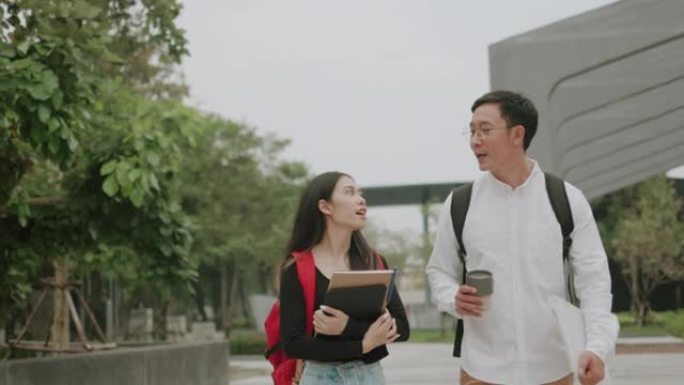 大学生与顾问教师谈论文