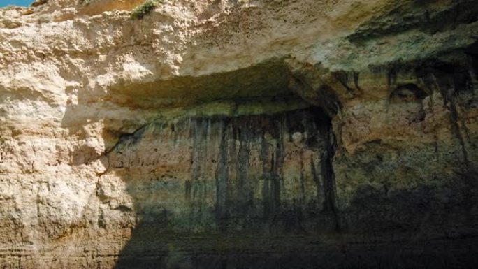 欧洲葡萄牙阿尔加维的岩石海岸上的化石形成。