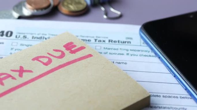 报税表和手写的应缴税款