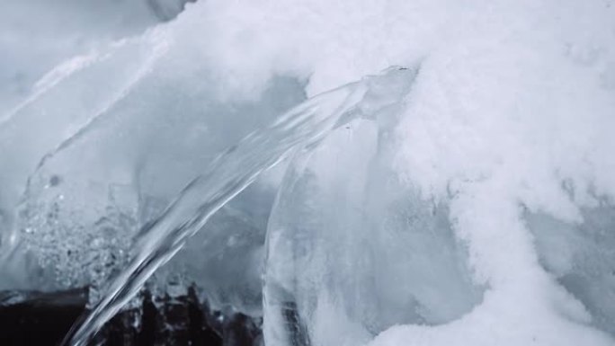冰冻山泉中的冰雕。冬季细节。