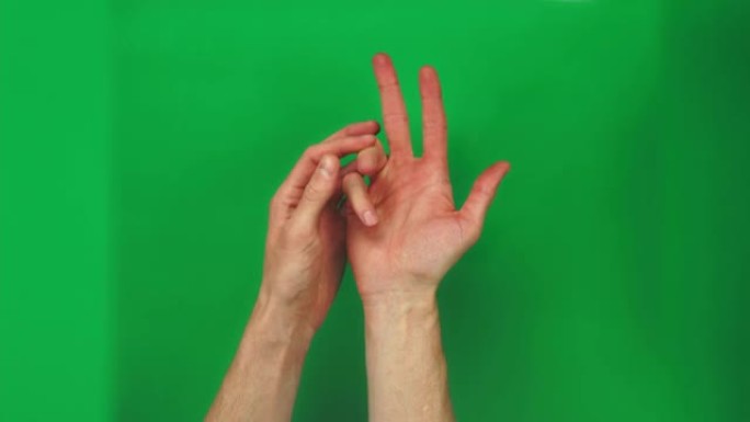 7手势的肢体语言倒数计时器或计数数字与高加索男性手显示在绿色