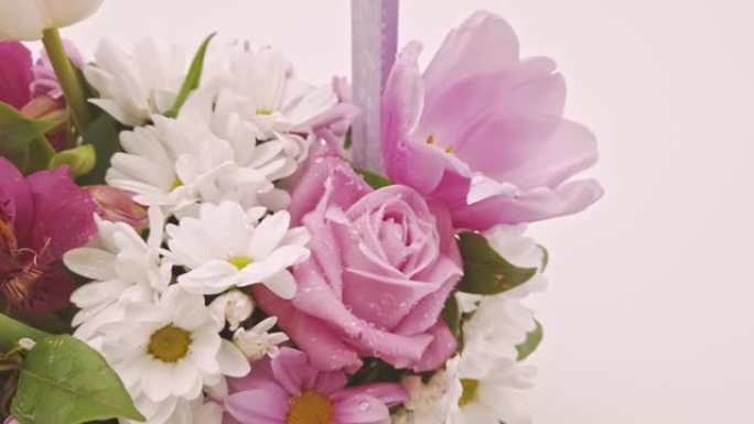 婚礼鲜花，新娘花束特写。玫瑰、雏菊和观赏植物的装饰，特写，选择性聚焦，没有人，物体