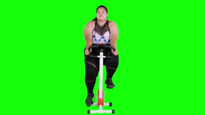 超重女性用骑行器锻炼
