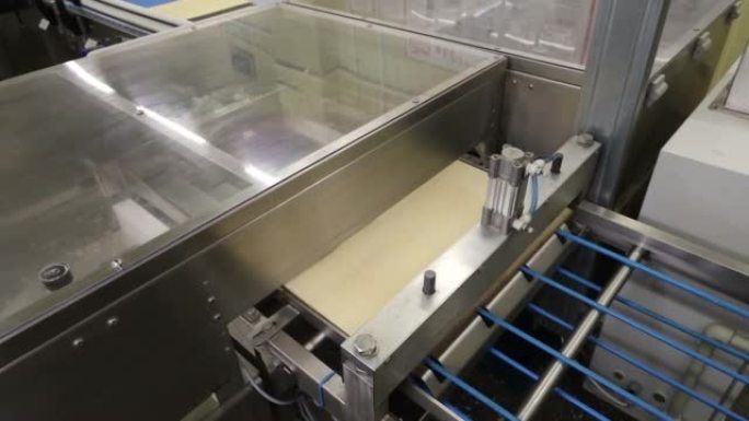 糖果店的输送机，用于生产和组装巧克力薄饼