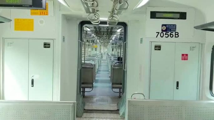 POV.透视移动空铁路列车，印度孟买。