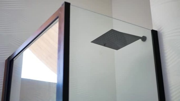 现代淋浴设计
时尚的黑色方形淋浴