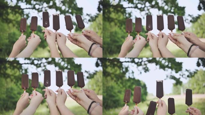 朋友连续将巧克力冰淇淋放在棍子上