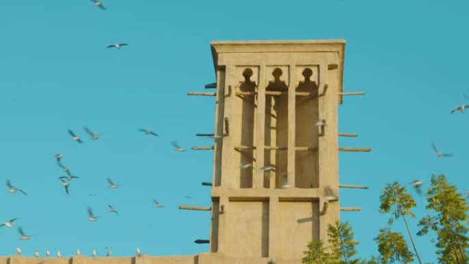 迪拜塞夫老阿联酋传统房屋的传统风塔。Al Seef迪拜是一个古老的传统阿联酋建筑建筑的地方