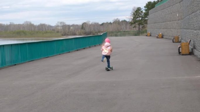 踢踏板车的孩子。季节性户外儿童活动运动。