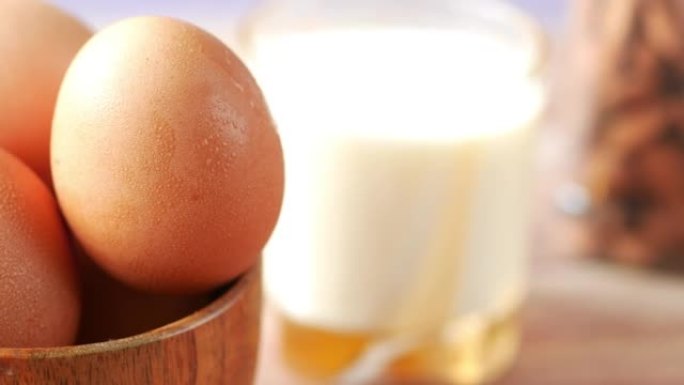 弓形鸡蛋和一杯牛奶放在桌子上
