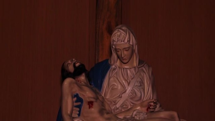 2017年3月13日，雅加达: 带有Pieta和耶稣受难像标志的紫色蜡烛的录像