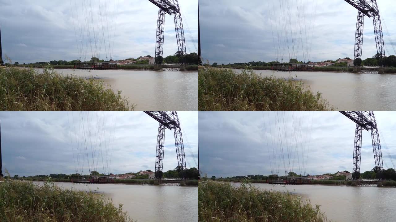 带有吊船的渡桥穿过夏朗德河。