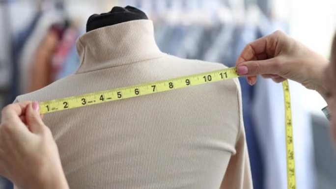 女裁缝在人体模特特写镜头上进行测量