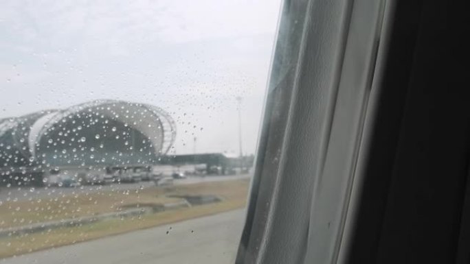 飞机起飞时下雨飞机起飞时下雨