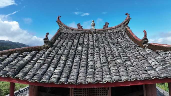 飞跃阿昌族奘房看美丽田园