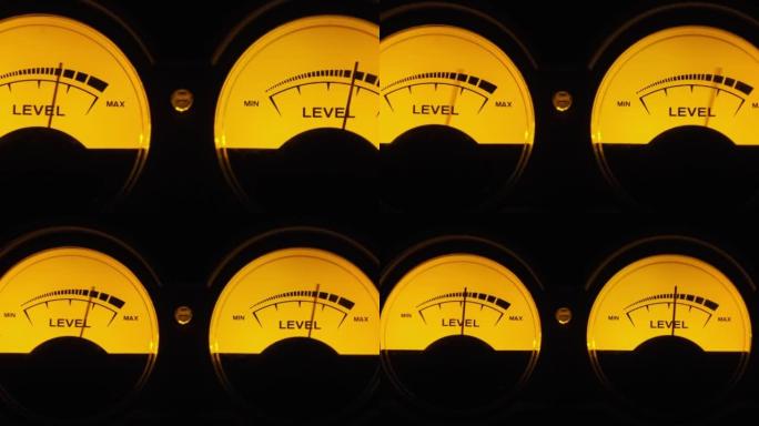 声音信号的两个模拟拨号电平指示器，老式VU仪表