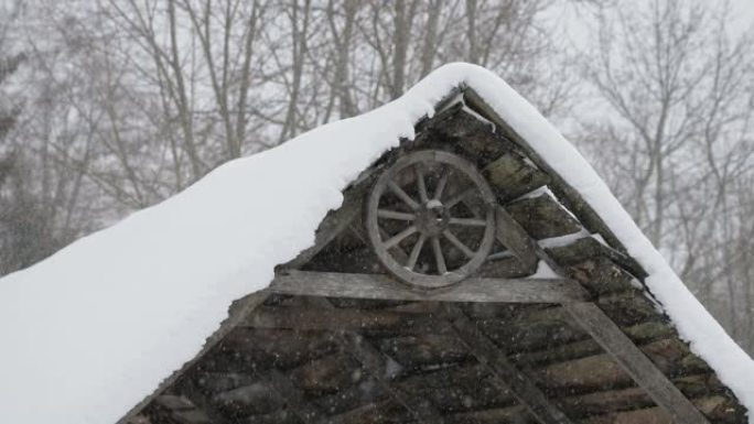 爱沙尼亚房屋顶部的木轮装饰