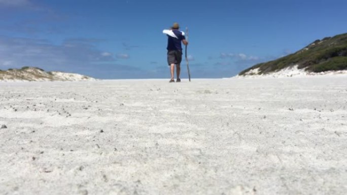 澳大利亚男子在西澳大利亚州的白色沙丘上徒步旅行。