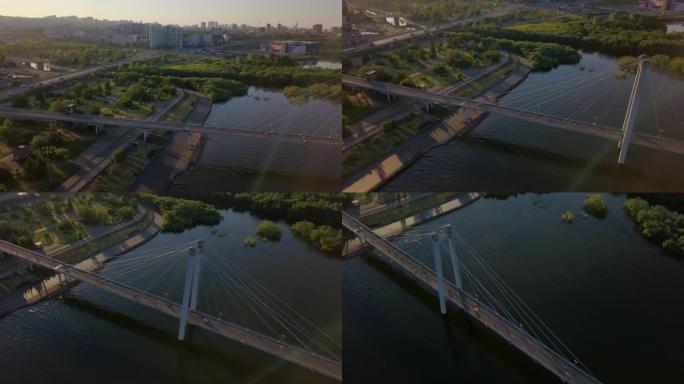 克拉斯诺亚尔斯克艳阳的叶尼塞河水流上的人行天桥